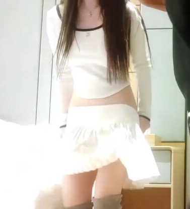 91论坛-约拍软妹子从床边到门口声音刺激