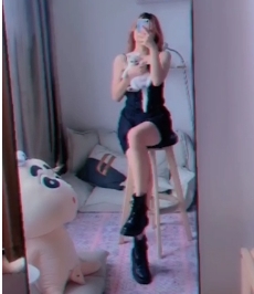 极品妹子《一只萌宠》举牌女神