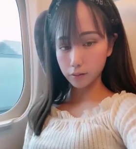 高颜值美女+高铁上大胆露出自我安慰