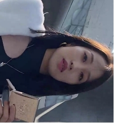 紧身短裤长腿美女的诱惑