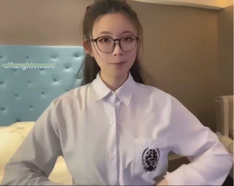 眼镜反差学生妹《司雨》女仆制服和婚纱私拍