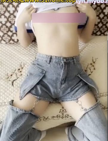 白白嫩嫩的青春身体，令人着迷的紧实饱满线条流畅，1V高清视频，大小为190MB，可通过百度盘下载。