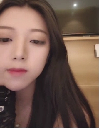 高颜值女神主播球迷奶球表演