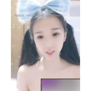 校花级别美少女在直播间展示可爱和漂亮的外貌，吸引了许多观众的注意。