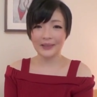 可爱短发小姐姐的打粑粑表演视频