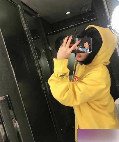 巨山妹子、稚九酱、百度顽皮的商品标题可能为：1.巨山妹子特色产品：天然妆前乳2.稚九酱可爱卡通手表，适合小朋友佩戴3.百度顽皮创意贴纸，装饰手机和笔记本的好选择