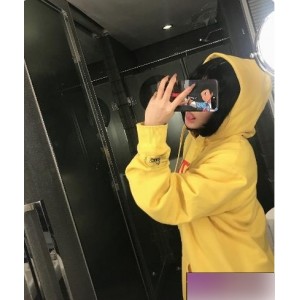 巨山妹子、稚九酱、百度顽皮的商品标题可能为：1.巨山妹子特色产品：天然妆前乳2.稚九酱可爱卡通手表，适合小朋友佩戴3.百度顽皮创意贴纸，装饰手机和笔记本的好选择