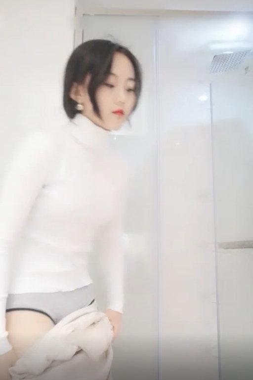 大学生交友妹在教室被同学摸B的青春经历