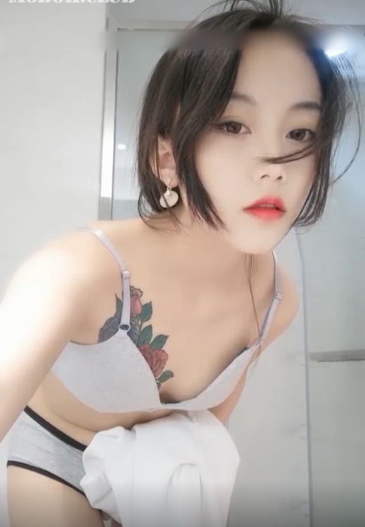 大学生交友妹在教室被同学摸B的青春经历