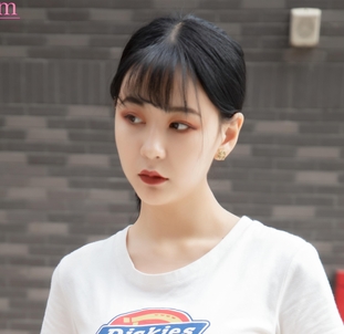 时尚百搭的小白鞋，搭配任何服装都能展现出时尚感