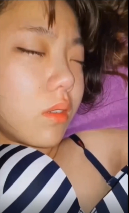 独家自行打包，限量版1v+128M，川大女学生独家醉奸，小逼紧致，高清资源，立即下载！