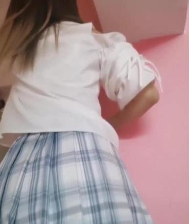 粉嫩妹子芽芽的最新作品