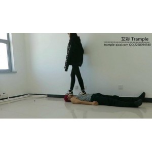 00后天使女主：运动鞋踩玩乖狗，24分钟视频，清晰画质