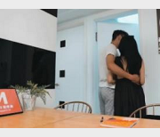 《外国妻子给力团战》1V,453M火爆剧情某传媒