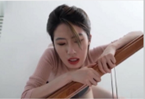 空姐与副机长共事，丈夫一楼看报纸