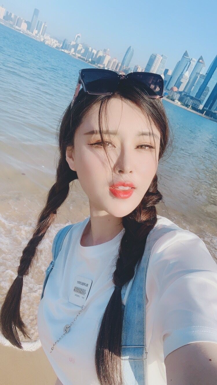 抖音美少女一只萌宠商业合集：黑色吊带露肩性感作品，1集奇怪姿势5m