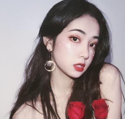 Qinweiyingjie神秘妖冶，绅士捷哥，雪白肌肤美腿套图视频大放送！