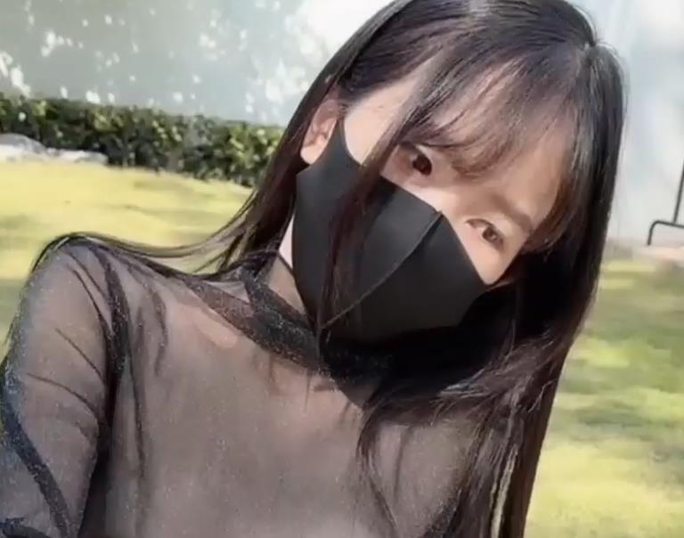 粉色情人：双马尾妹子的温泉花园打粑粑，2V986M身材妹子