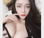 直播美女NIni：大眼博主皮肤白皙，蕾丝低球装视频欣赏