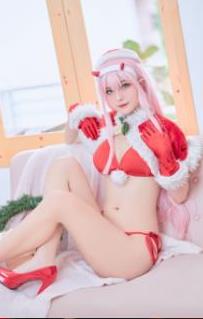 俄罗斯童颜巨兔Azami圣诞cos合集，6.9G视频尽收眼底