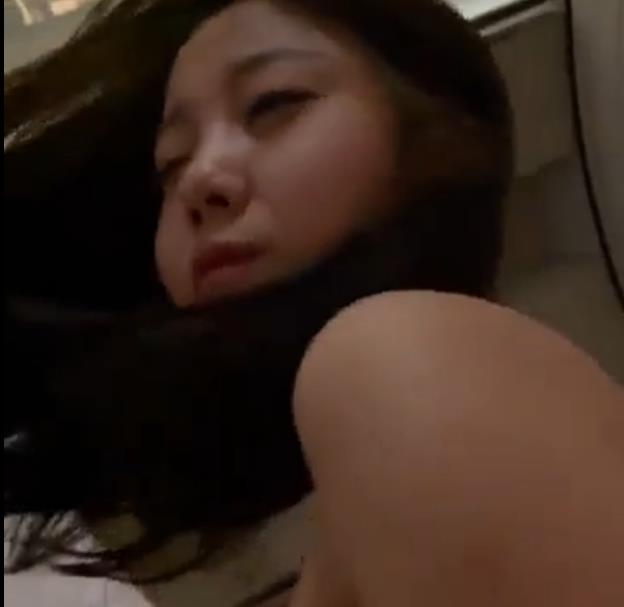 渴望大眼睛小姐姐吃鸡视频合集，颜值身材一流，秀嘴艺惊艳，科技脸尽显，快来下载！