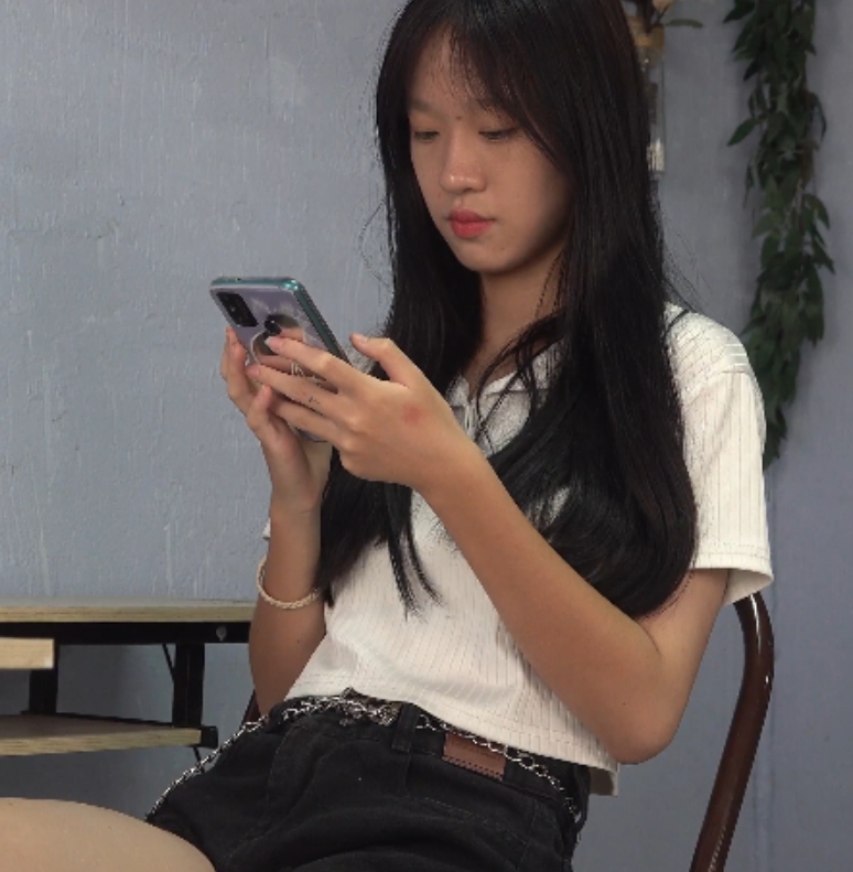 美琪高冷美女犯错被罚秀脚挠脚心，视频11分20秒