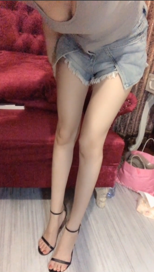 熹千金：私信福利，舌头超长，浓厚舔脚，搓脚，60v全程主播，爱脚者必看！