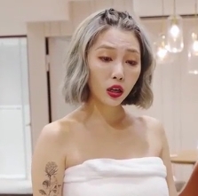 超级女人二选一：吃瓜双人游戏姐妹吃瓜视频[452MB]