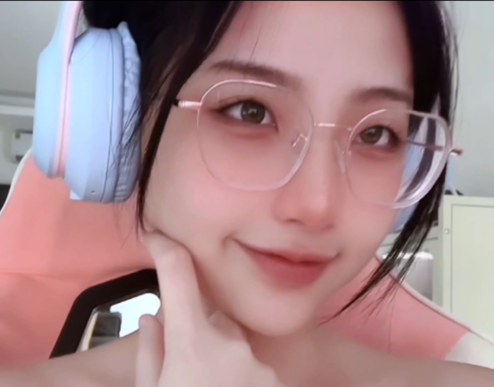 开放女神yuumeilyn新视图，8P16V视频1.2G，后缀改rar解压2次