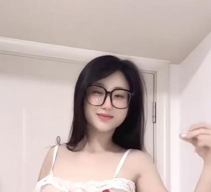 白咩咩定制舞视频：30W粉主播独特舞蹈风格展示