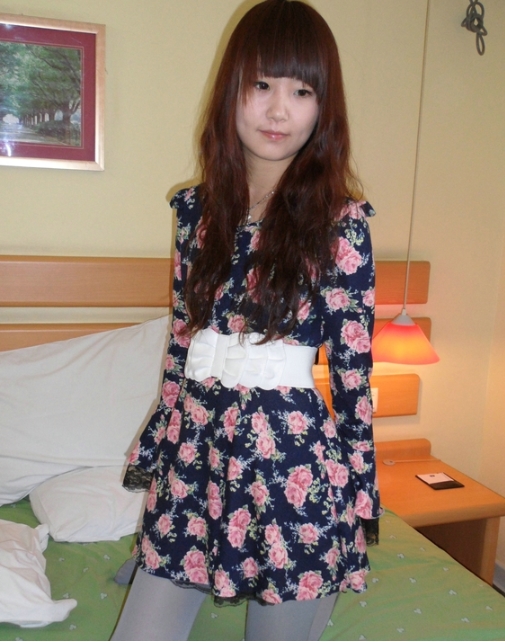 独特气质的时尚新星彭彭：多样表现展现专业素养和魅力（视频）