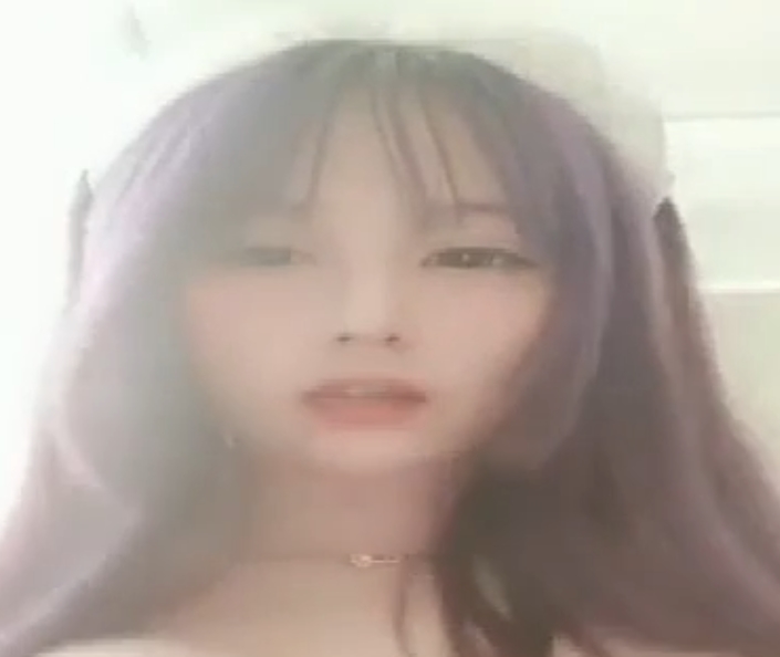 过视频展现出的风格和内容吸引了大量粉丝，让人不得不为之倾倒。童颜大罩杯miko的视频，让你在短短几分钟内感受到无限的魅力和乐趣。