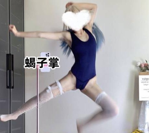 音乐、精彩的变装和舞蹈，让这个视频成为了一场视觉盛宴。赶快点击观看吧，让尹世娜带你领略抖音风的魅力！