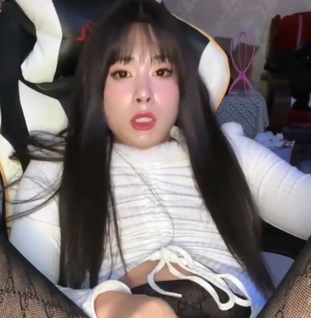 自行打包抖音东北伪娘妮妮子最新合集26V304M，扶她视频