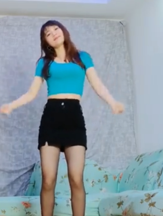 奇怪熟女巧小君广场舞热辣舞姿30部某处美腿超带感