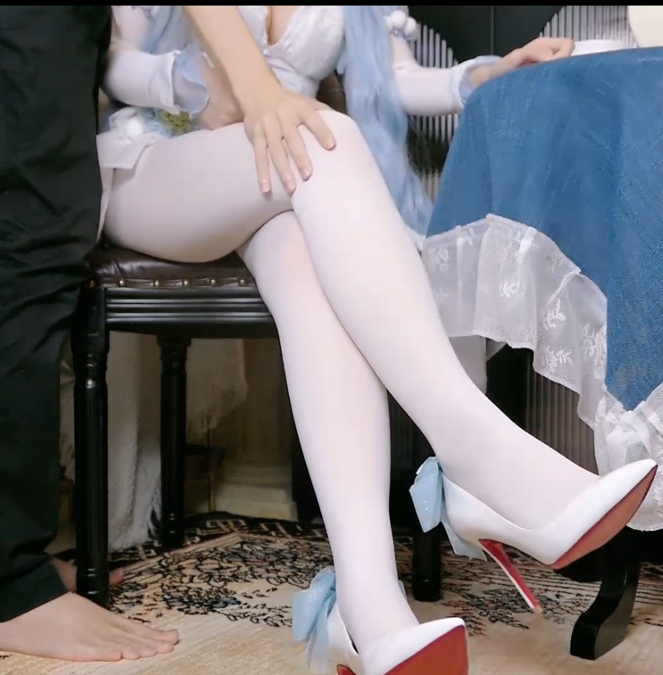 百度云资源铃木美咲丝足合集143部359.3G，趴床黑丝互动腿缝窄嫩肤