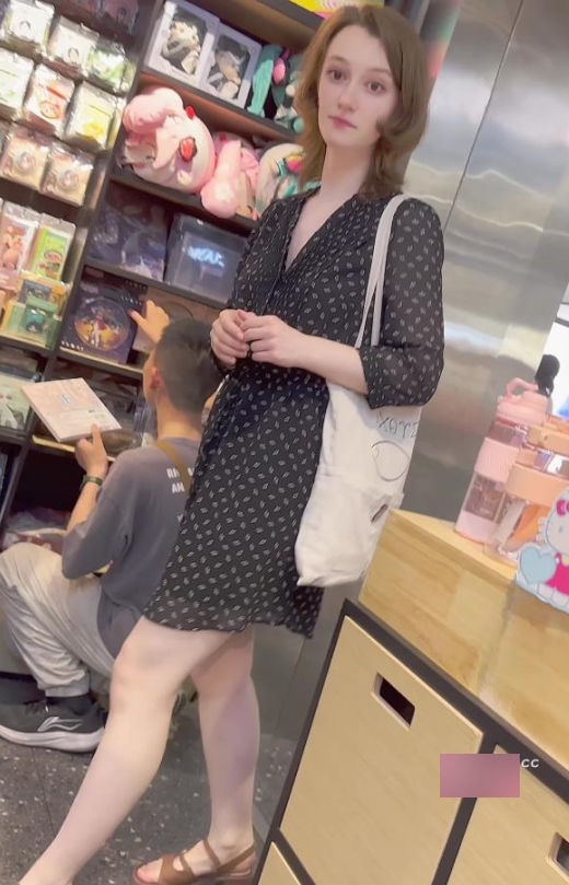 推特KFC白肤少女逛街私拍集18部344MB太养眼了