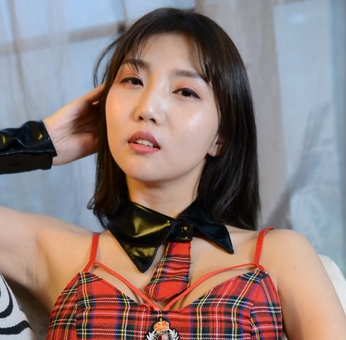 PANS小青御姐私拍35部女仆透视黑丝太会撩3.9G