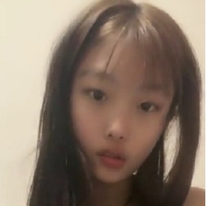 电报00后呆萌妹妹苗条飞机场，自拍1V695M小花园特写纯欲满满