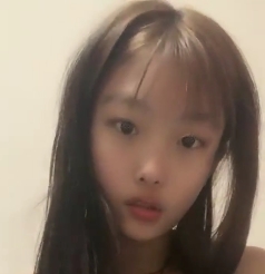 电报00后呆萌妹妹苗条飞机场,自拍1V695M小花园特写纯欲满满