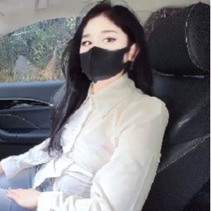 私房萌崽儿黑丝野外车阵同事老婆1部1.23G太水嫩