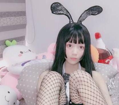私房站小奈奈白衬衫渔网黑丝自我玩耍8套+三次1G娇小酥麻